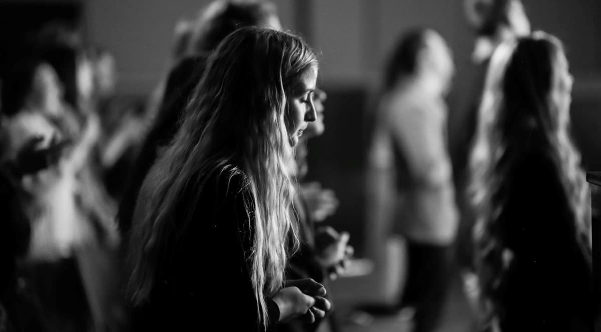 នៅជាប់នឹងព្រះយេស៊ូវ