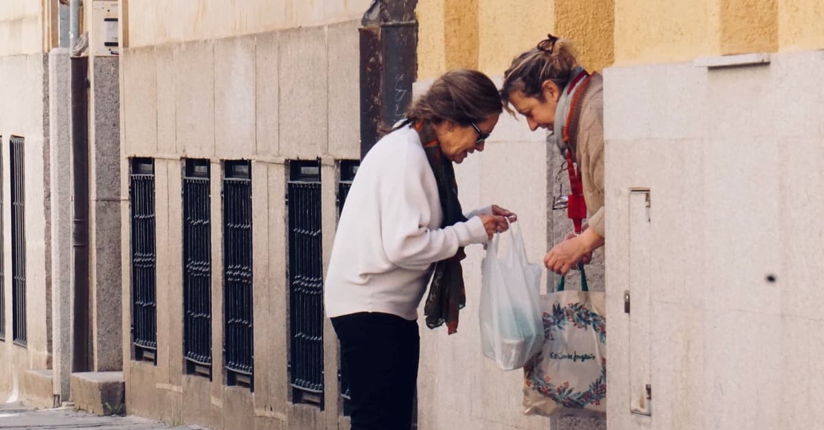 ស្រឡាញ់អ្នកជិតខាងដូចខ្លួនឯង