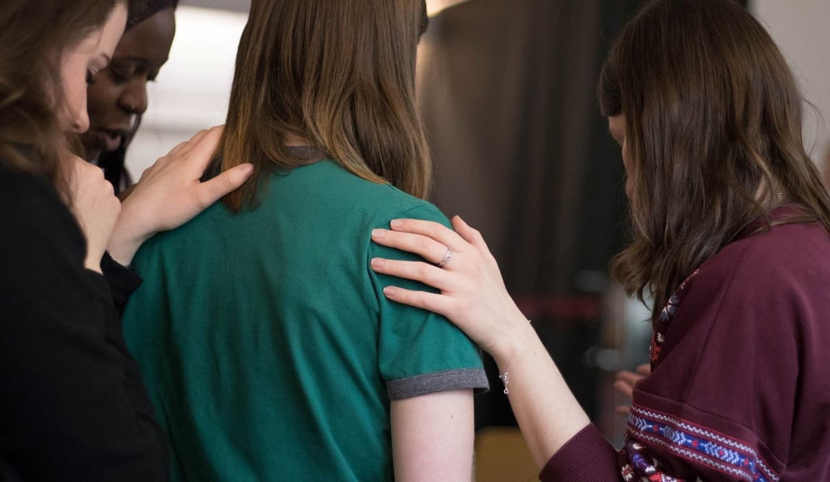 ជួយសម្រាលបន្ទុកគ្នា