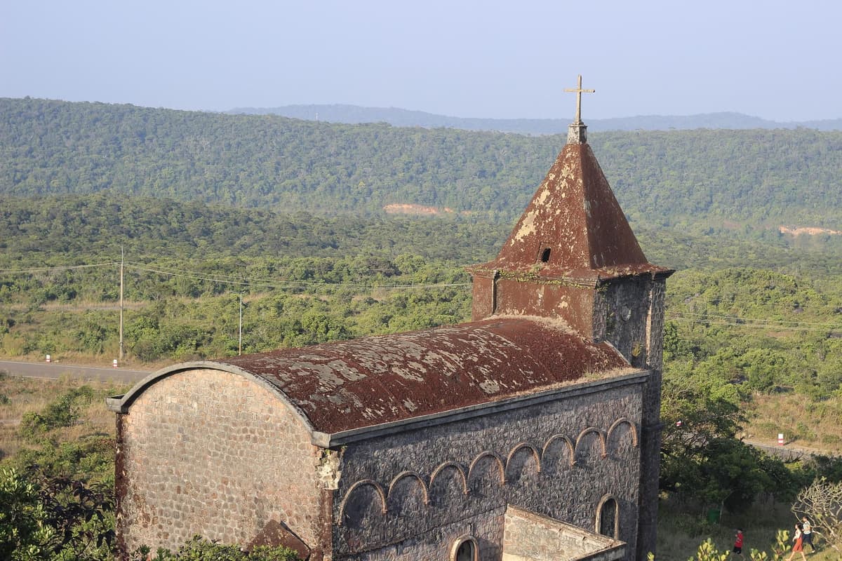 ផ្ទះដែលបាក់បែកទាស់គ្នាឯង