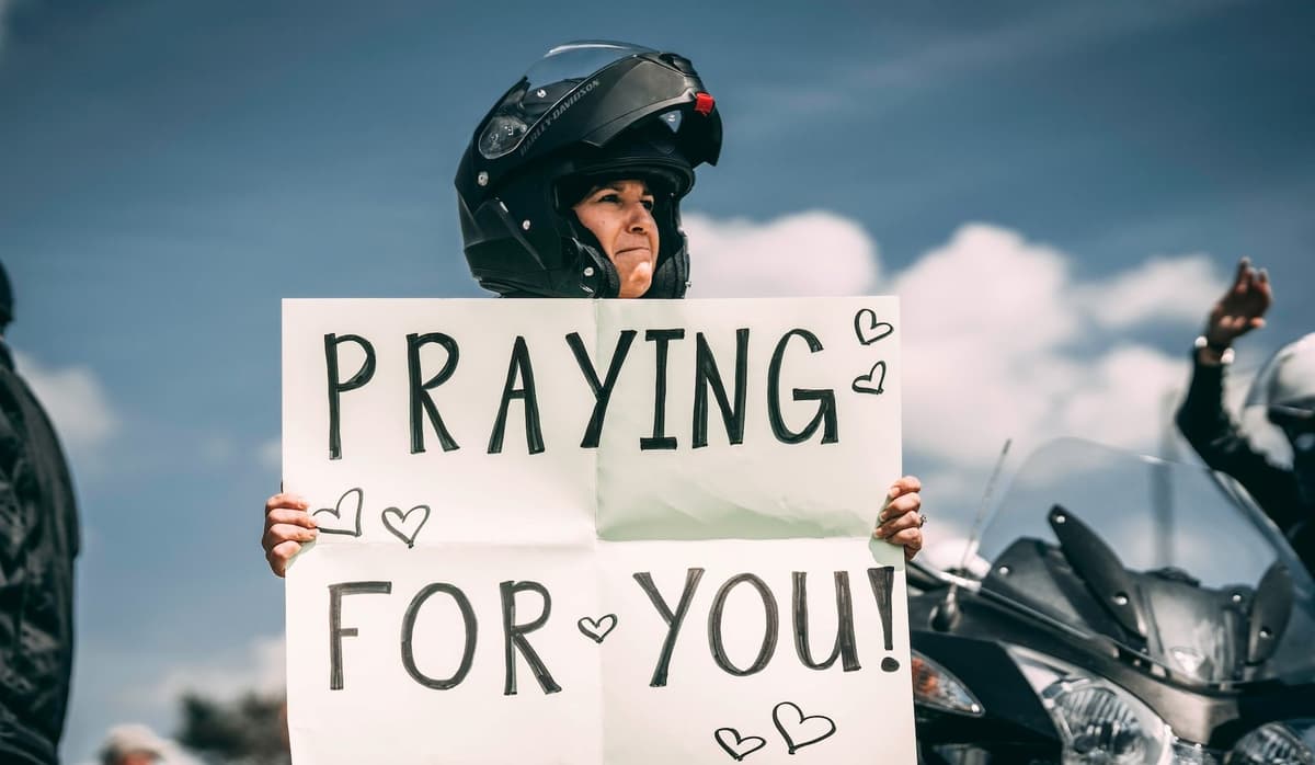 សំណូមពរអធិស្ឋាននៅលើកាតប៉ូស្តាល់